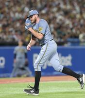 　４回、村上に適時打を浴びたビーズリー（撮影・佐々木彰尚）