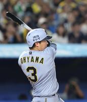 　６回、大山は左越えにソロを放つ（撮影・佐々木彰尚）