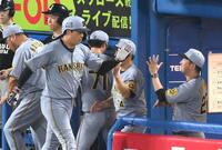 　６回、ソロを放ち藤川監督（右）に迎えられる大山（撮影・堀内翔）