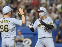 　６回、左越えソロを放ち生還する大山（撮影・佐々木彰尚）