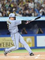 　６回、大山は左越えにソロを放つ（撮影・佐々木彰尚）