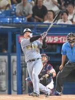 　６回、右越えソロを放つ大山（撮影・伊藤笙子）