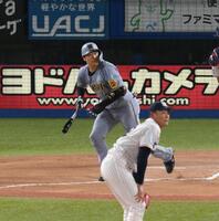 　６回、大山が左越えにソロを放つ（投手・奥川）＝撮影・堀内翔