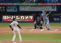 　６回、大山が左越えにソロを放つ（投手・奥川）＝撮影・堀内翔