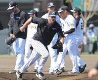 　守備練習に励むハートウィグ（中央）＝撮影・北村雅宏