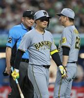 　７回、見逃し三振に倒れた森下はベンチへ戻る。後方は投手交代を告げる藤川監督（撮影・田中太一）