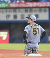 　５回、二塁手の失策間に三塁を狙うもアウトになった一塁走者の中野（撮影・伊藤笙子）