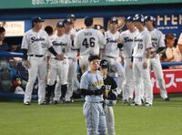 　３回、好機で一ゴロに倒れた佐藤輝。後方はヤクルトベンチ（撮影・堀内翔）