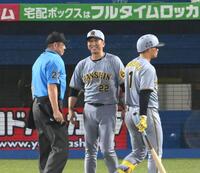 　７回、笑顔で投手交代を告げる藤川監督。右は見逃し三振に倒れた森下（撮影・堀内翔）