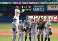 　４回、マウンドに集まるビーズリー（左から３人目）。左後方は村上（撮影・堀内翔）