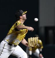 　７回から登板するハートウィグ（撮影・北村雅宏）