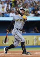 　１回、佐藤輝は空振り三振に倒れる（撮影・佐々木彰尚）