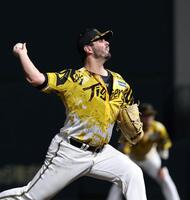 　７回から登板するハートウィグ（撮影・北村雅宏）