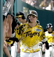 　７回、満塁本塁打を放ち、ナインとタッチを交わす前川（撮影・北村雅宏）