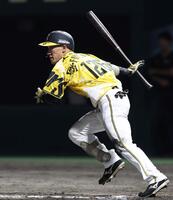 　８回、同点となる２点適時打を放つ福島（撮影・北村雅宏）