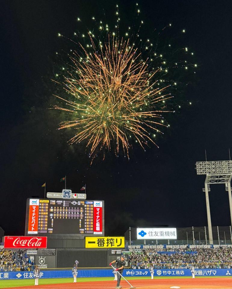 　５回終了時、花火が打ち上げられる（撮影・田中太一）