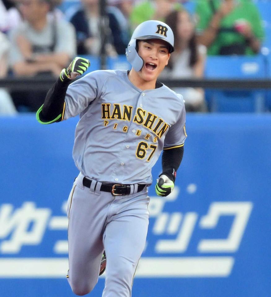 　２回、右越えソロを放ち、ほえながらダイヤモンドを一周する高寺（撮影・伊藤笙子）