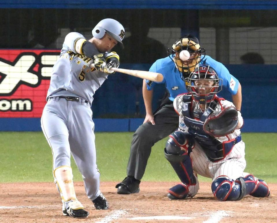 　９回、中前打を放つ近本（撮影・堀内翔）