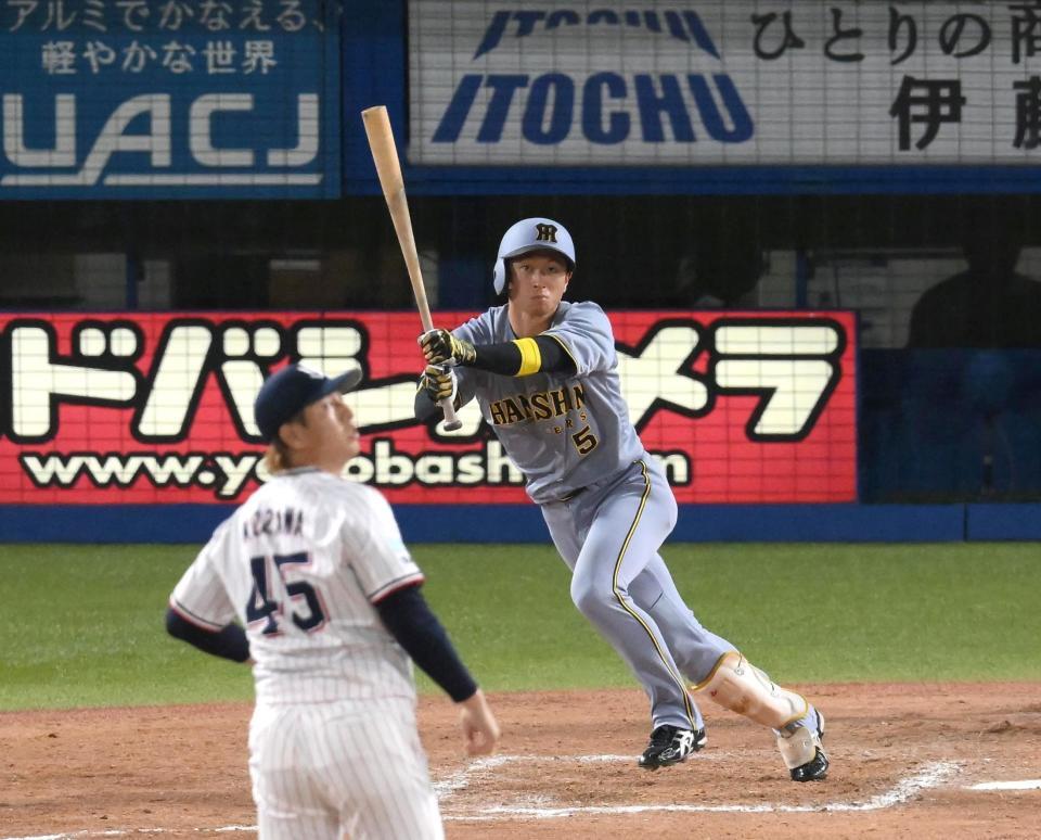 　９回、近本が中前打を放つ（投手・小沢）＝撮影・堀内翔