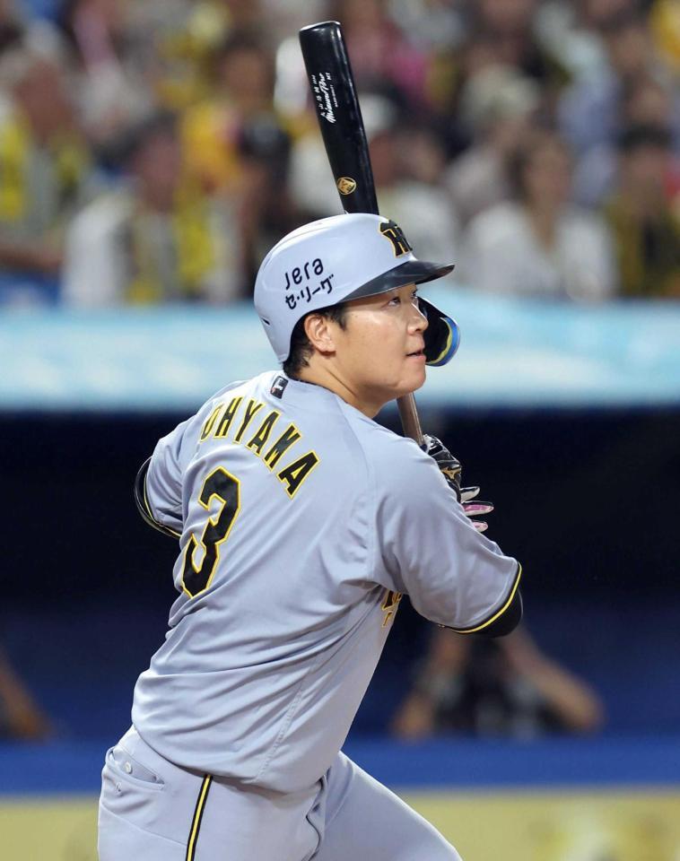 　８回、右前適時打を放つ大山