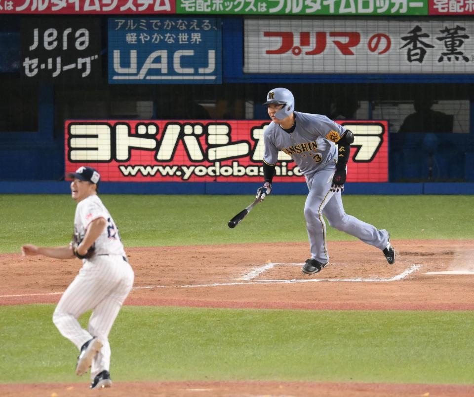 　８回、大山が右前適時打を放つ（投手・沢井）