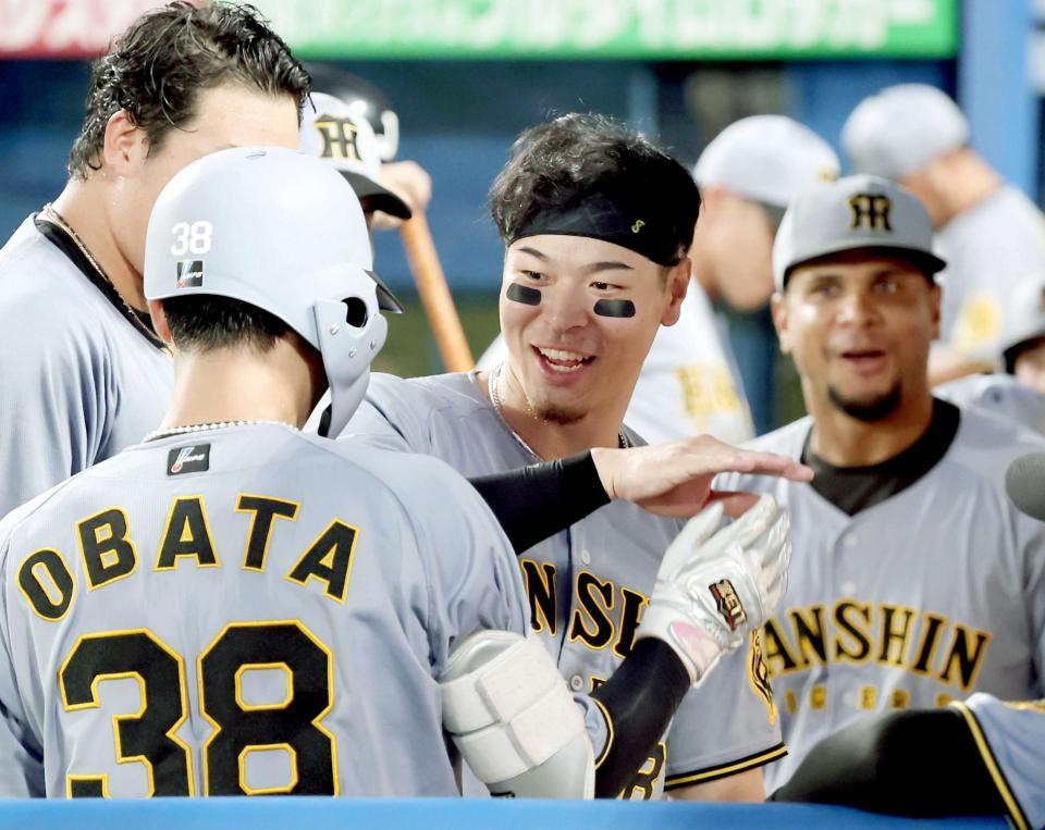 　４回、２打席連続本塁打を放った小幡（手前）を祝福する佐藤輝（撮影・田中太一）