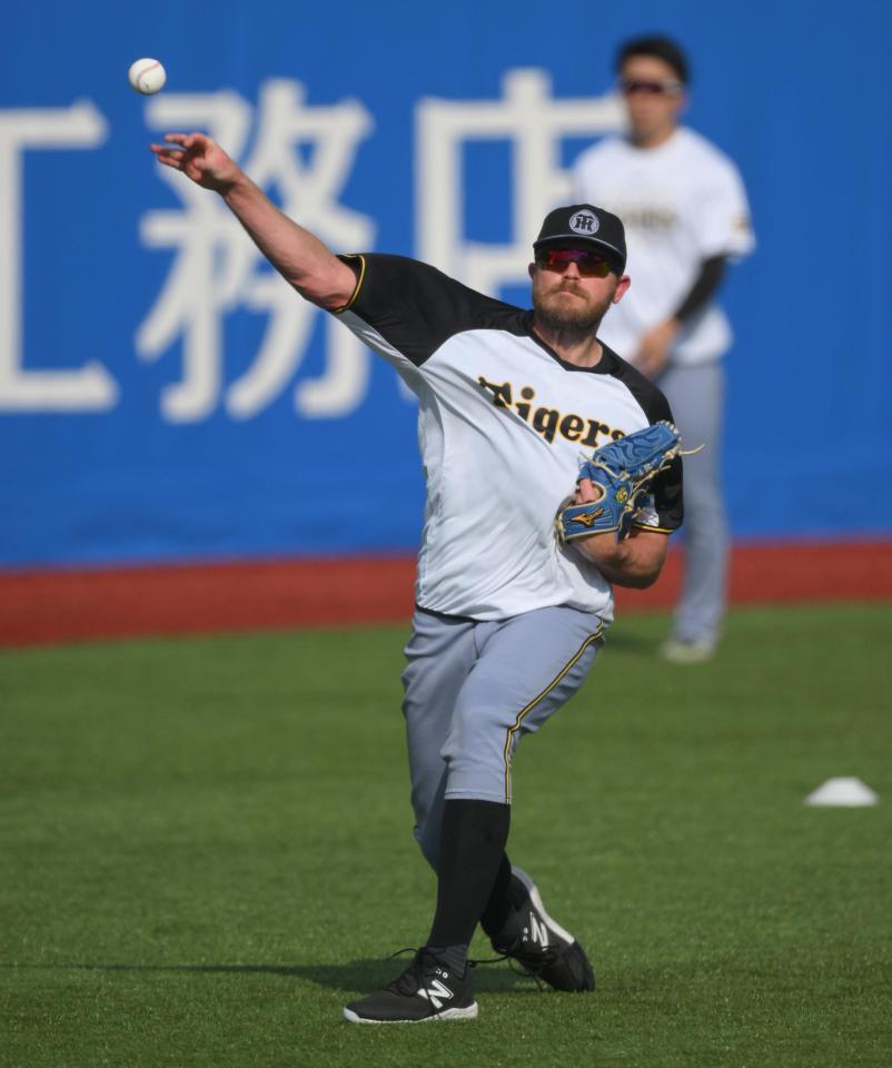 　キャッチボールで調整するビーズリー（撮影・伊藤笙子）