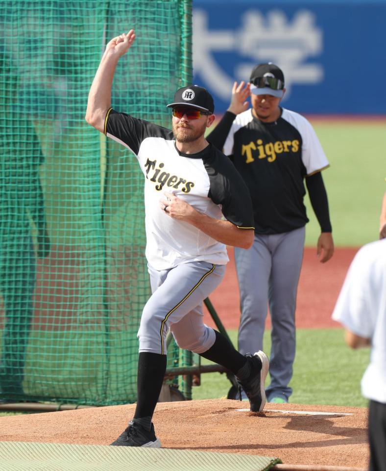 　マウンドの感触を確かめるビーズリー（撮影・佐々木彰尚）