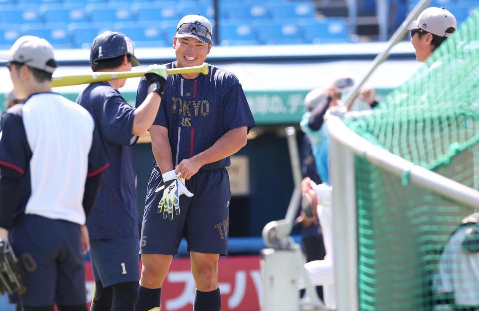 　山田（左から２人目）、高津監督（右）と話す村上（撮影・佐々木彰尚）