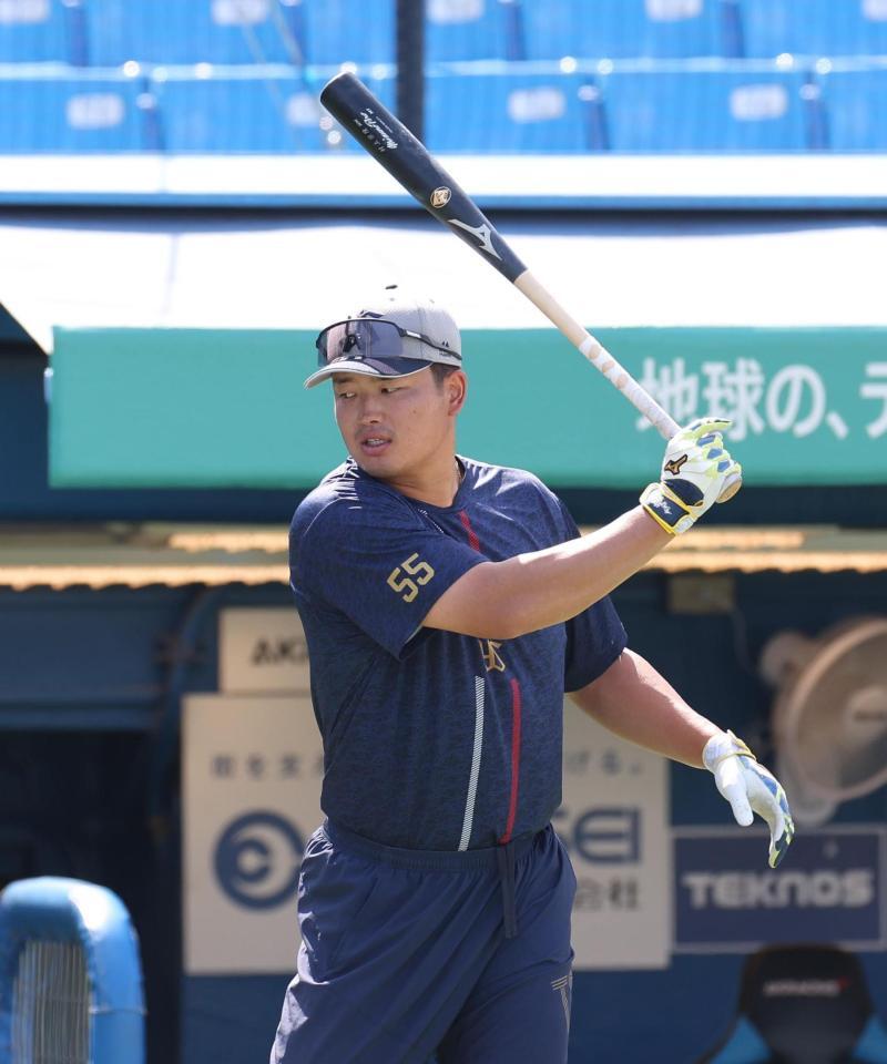 　打撃練習をする村上（撮影・佐々木彰尚）