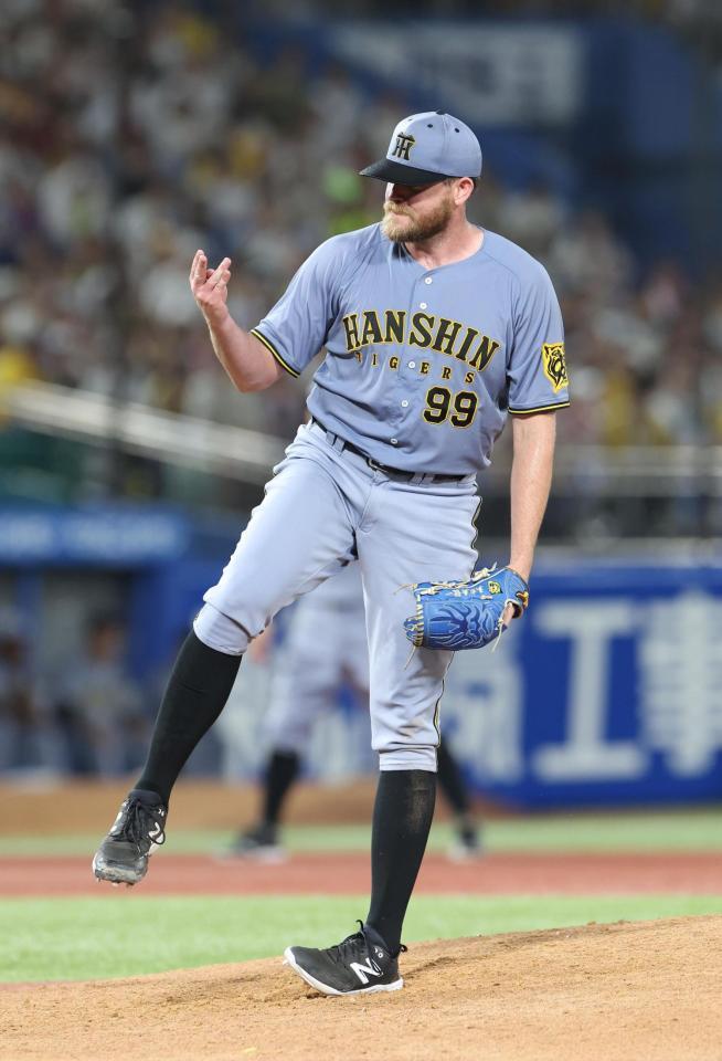 　４回、指先を気にするビーズリー（撮影・佐々木彰尚）