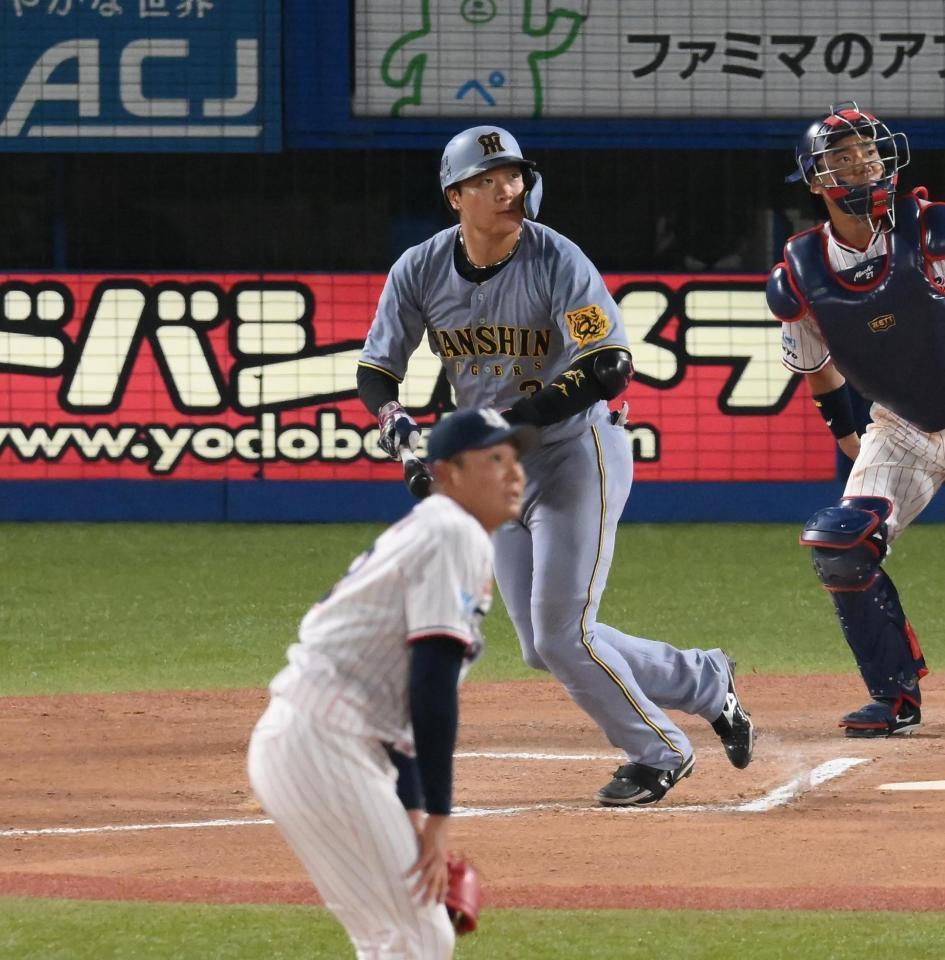 　６回、大山が左越えにソロを放つ（投手・奥川）＝撮影・堀内翔