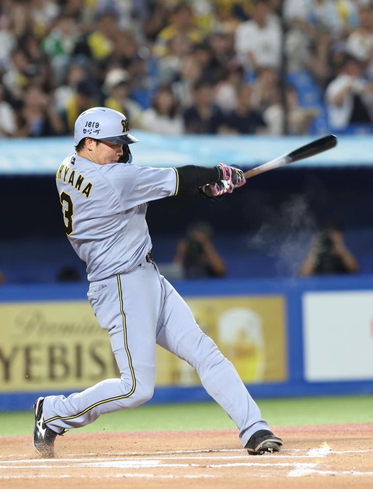 　６回、大山は左越えにソロを放つ（撮影・佐々木彰尚）