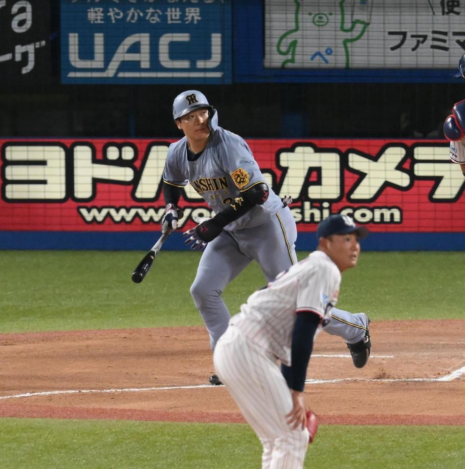 　６回、大山が左越えにソロを放つ（投手・奥川）＝撮影・堀内翔