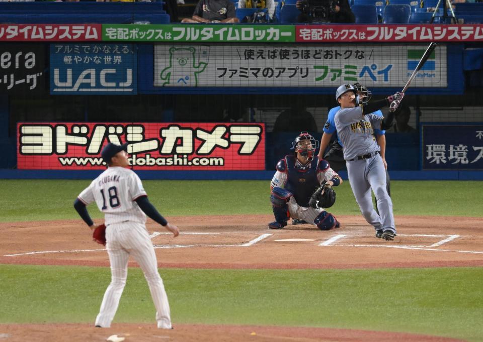 　６回、大山が左越えにソロを放つ（投手・奥川）＝撮影・堀内翔