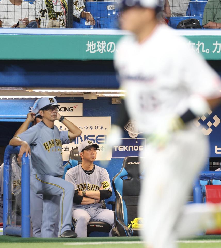 　５回、村上に２ランを浴びて厳しい表情の藤川監督（撮影・佐々木彰尚）