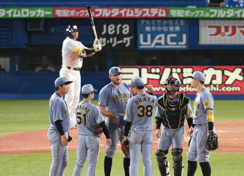 　４回、マウンドに集まるビーズリー（左から３人目）。左後方は村上（撮影・堀内翔）