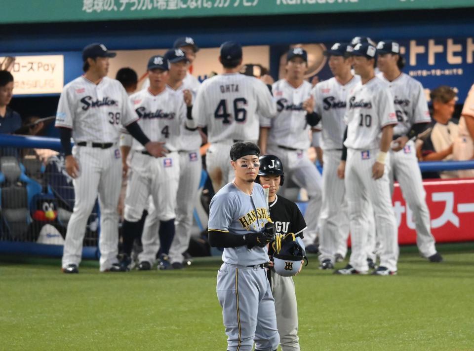 　３回、好機で一ゴロに倒れた佐藤輝。後方はヤクルトベンチ（撮影・堀内翔）