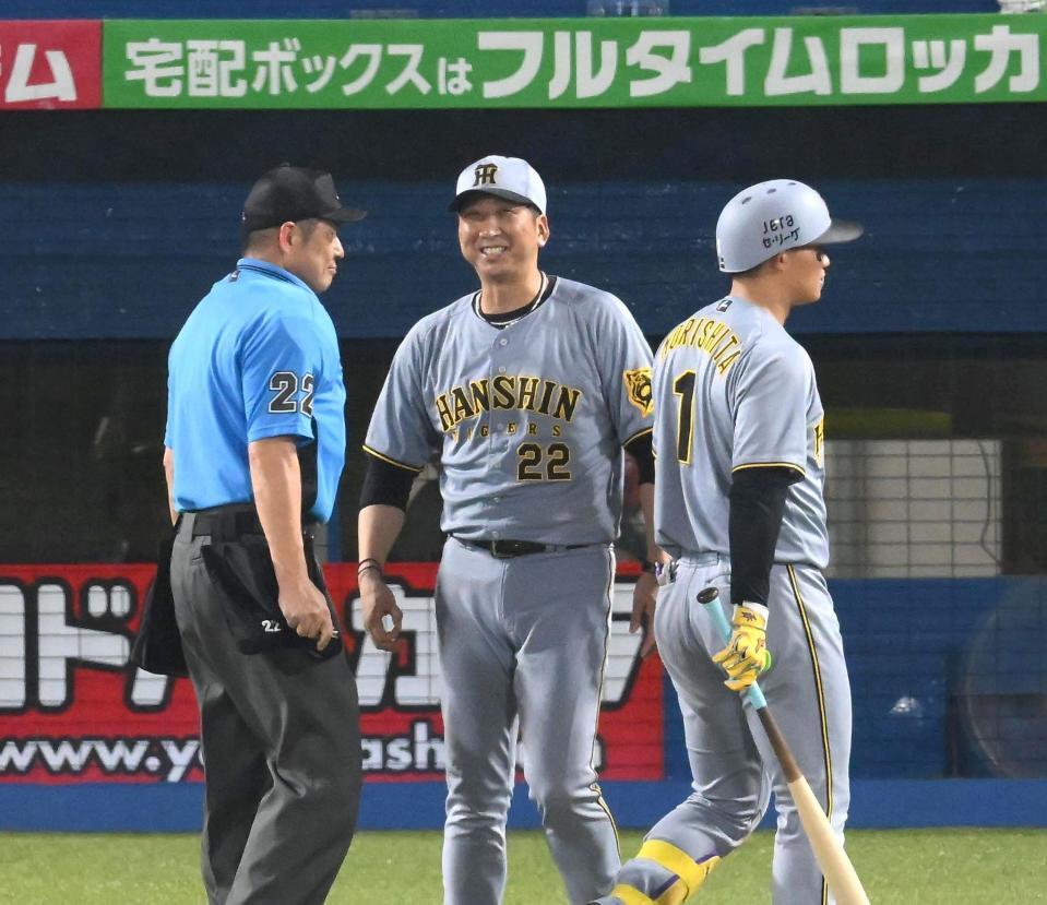 　７回、笑顔で投手交代を告げる藤川監督。右は見逃し三振に倒れた森下（撮影・堀内翔）