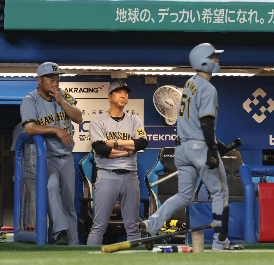 　敗戦に厳しい表情の藤川監督（撮影・佐々木彰尚）