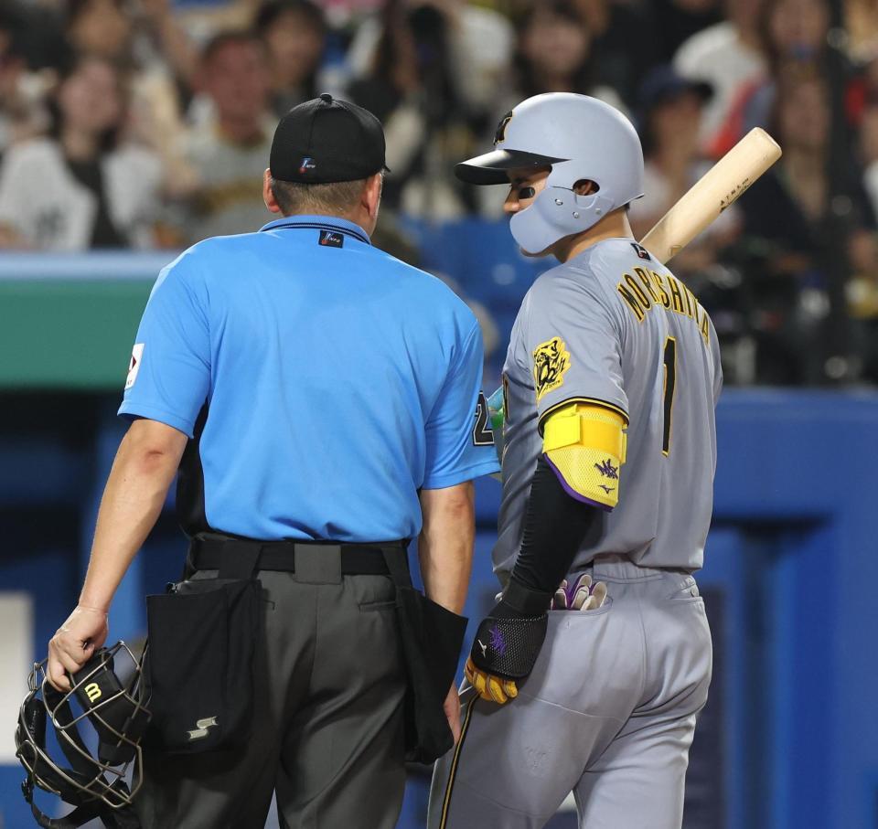 　７回、見逃し三振の判定で球審に詰め寄る森下（撮影・佐々木彰尚）