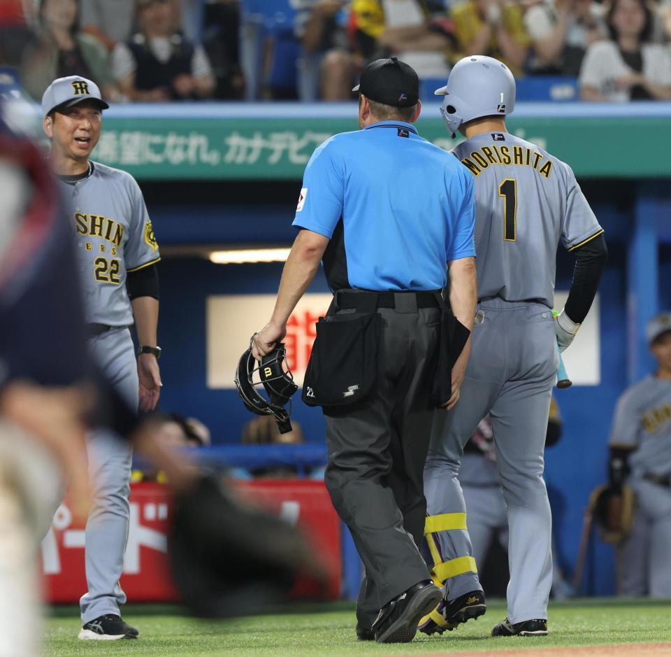 　７回、見逃し三振の判定で球審に詰め寄った森下と、歩み寄る藤川監督（撮影・佐々木彰尚）