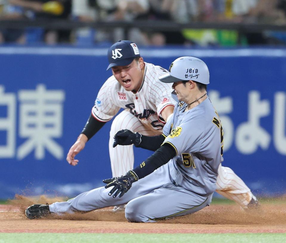 　５回、森下の二塁ゴロ失策で一塁走者・中野は三塁を狙うもアウト（撮影・佐々木彰尚）