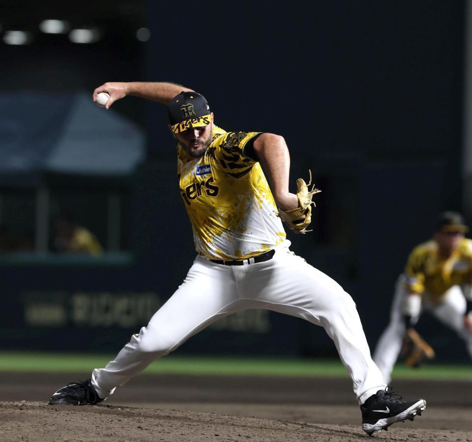 　７回から登板するハートウィグ（撮影・北村雅宏）