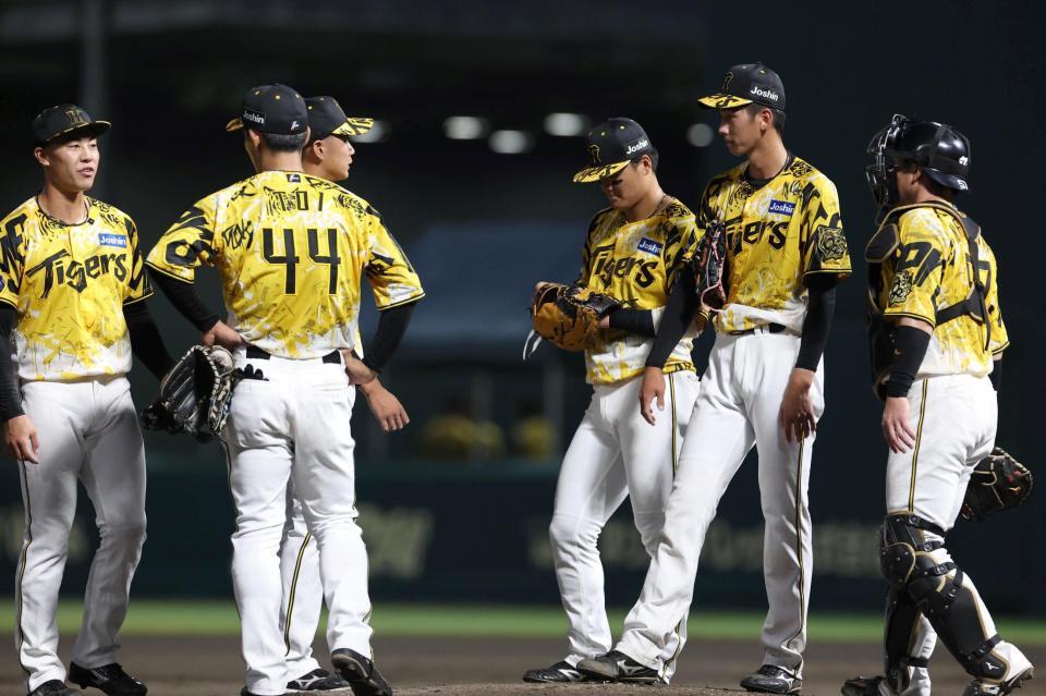 　４回途中、交代を告げられた今朝丸（右から２人目）＝撮影・北村雅宏