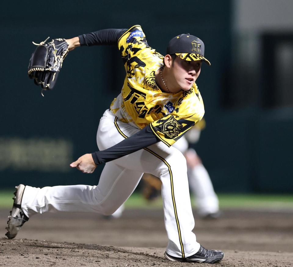 　５回から登板する富田（撮影・北村雅宏）