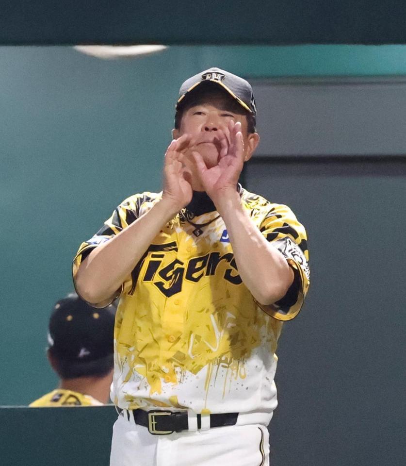 　４回途中、選手交代を告げる平田２軍監督（撮影・北村雅宏）