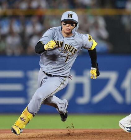 　３回、安打を放ち三塁へ走る森下