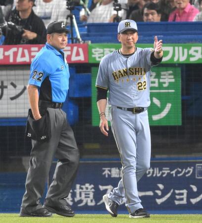 　７回の攻撃を終え、投手交代を行う藤川監督（右）＝撮影・伊藤笙子