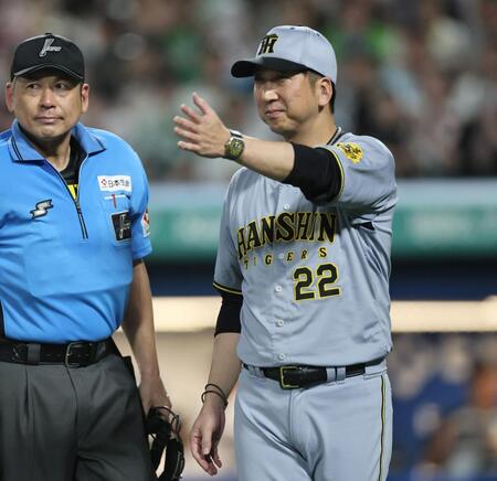 　７回、投手交代を告げる藤川監督（撮影・田中太一）